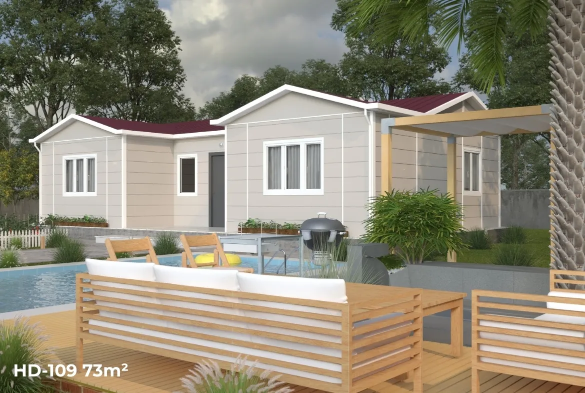 Yan cepheden HD-109 73 m² prefabrik ev, havuz kenarı ve ahşap oturma grubu ile Tekirdağ Trakya bahçeli yaşam örneği.