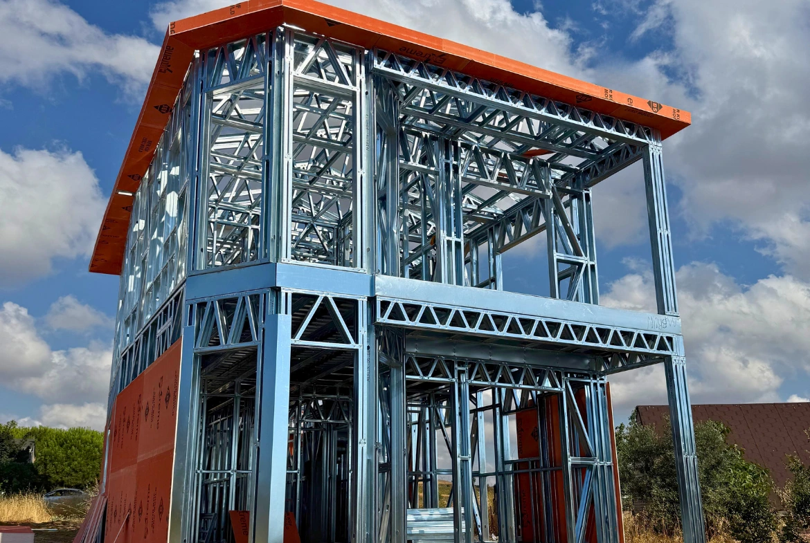 Şehir içinde balkonlu, yeşil çatılı modern çelik ev