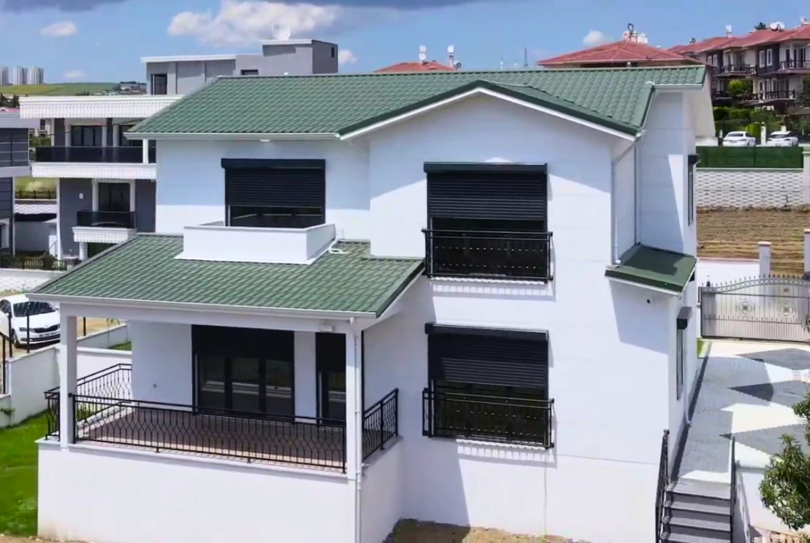 Beyaz dış cepheli, panjur ve balkonlu iki katlı çelik ev