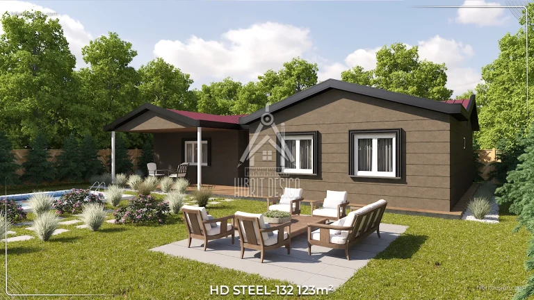 Tek katlı 123 m² çelik ev, ahşap detaylı kahverengi dış cephe ve geniş bahçe mobilyalarıyla ön cephe görünümü