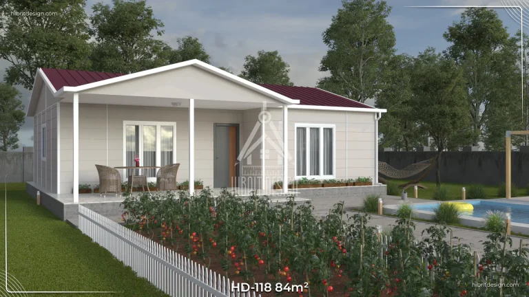 HD-118 84 m² 2+1 tek katlı prefabrik ev – beyaz dış cephe, kırmızı çatı, geniş veranda ve bahçe düzenlemesi